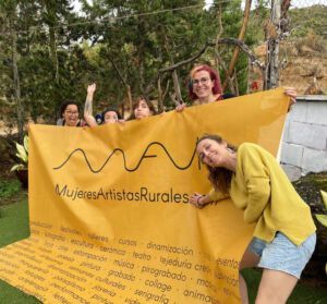 Algunas de las compañeras de MAR que participaban en la presentación teatralizada del WoodBox recogiendo el material tras el temporal.