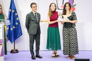 Las coordinadoras de la Plataforma MAR, Berta Gascón y Marta Gimeno, recogiendo el Premio de Excelencia a la Comunicación otorgado por el Ministerio de Agricultura, Pesca y Alimentación.