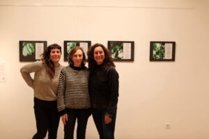 Laura, Teresa y Esther tras el montaje de "Enraizadas". Detrás, los foto poemas de Ainhoa Ollero (Colorín Decolorado).