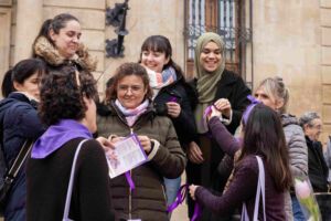 Ambiente previo a la concentración por el Día de la Mujer en la plaza España de Caspe