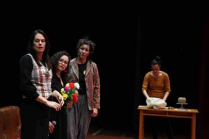 María Sancho, Natalia Fluixà, Marta Castelló y Malia Pérez durante la presentación teatralizada de MAR - Mujeres Artistas Rurales en el teatro Goya de Caspe